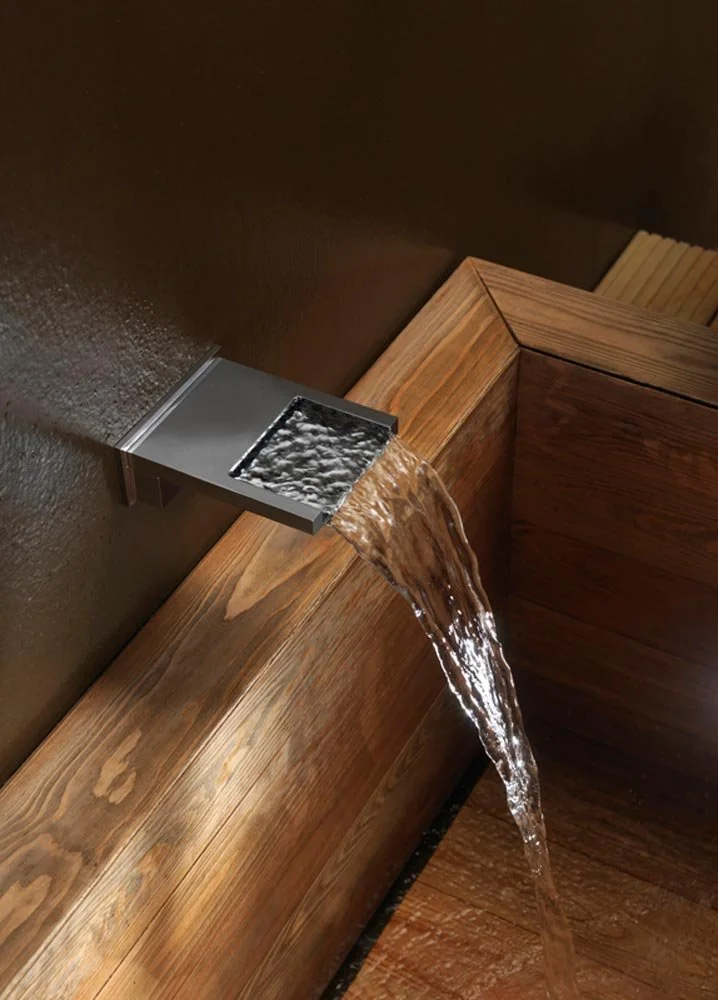 Design-Handbrause und edles Badzubehör