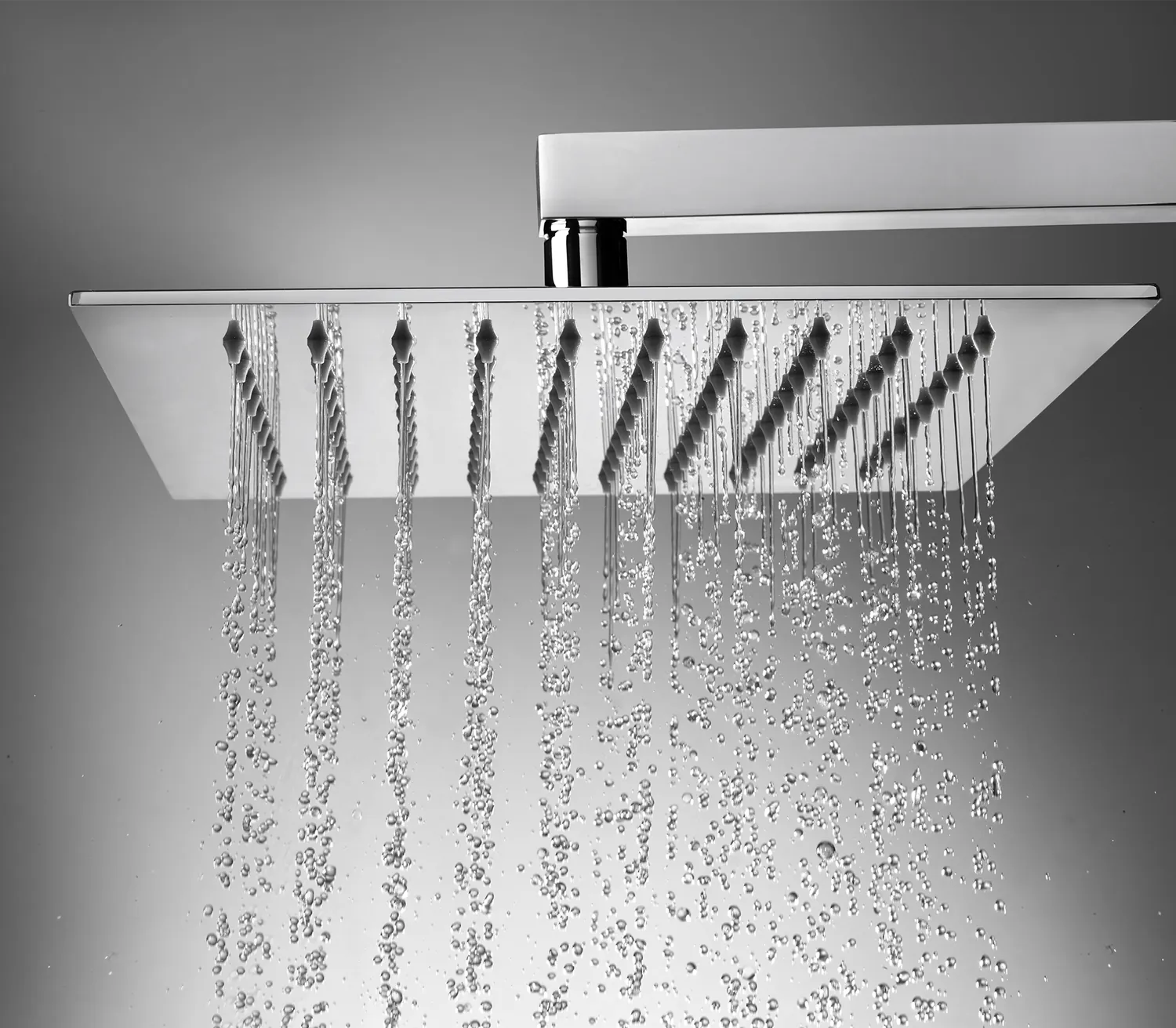 Großflächige Kopfbrause und Regendusche