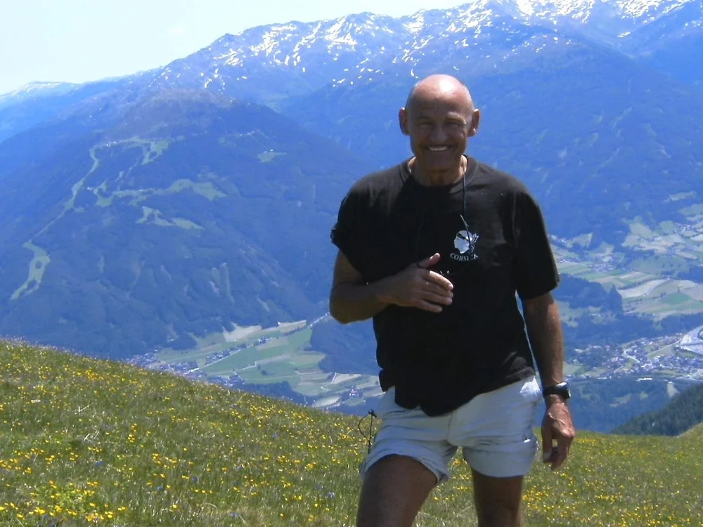 Ing. Siegbert Stolz, Gründer von Eco Stolz, in den Tiroler Bergen